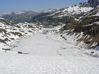 04 Dal Passo Gemelli verso il lago semi ghiacciato e il rifugio